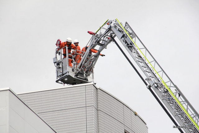 写真：屋上に避難した人たちを救助する消防隊員（天童市総合防災訓練）