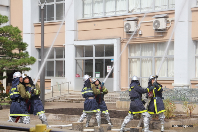 写真：放水訓練に臨む消防団員（天童市総合防災訓練）