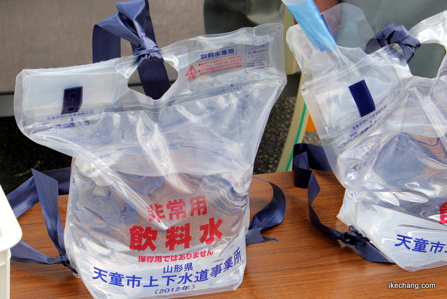 写真：天童市上下水道事業所の給水袋（天童市総合防災訓練）