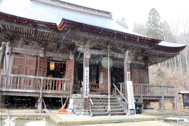 写真：雪がちらつく鈴立山若松寺