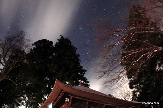 写真：鈴立山若松寺の元三大師堂と星空