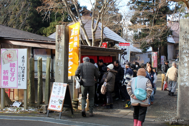 写真：多くの参拝者で賑わう「めでた茶屋 若松」