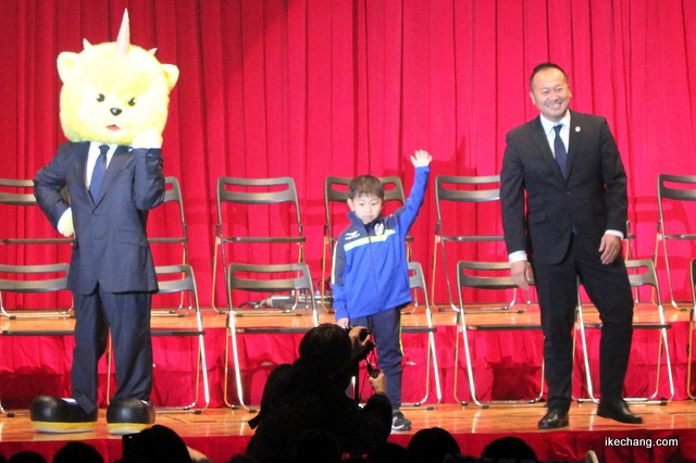 写真：選手を出迎えるディーオ、富樫陽向選手、相田社長（モンテディオ山形キックオフイベント2020）