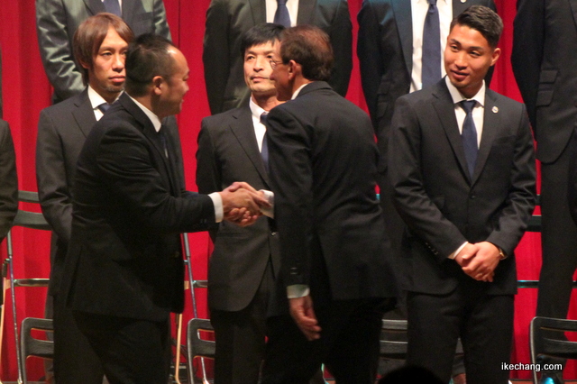 写真：相田社長と握手するエルシオコーチ（モンテディオ山形キックオフイベント2020）