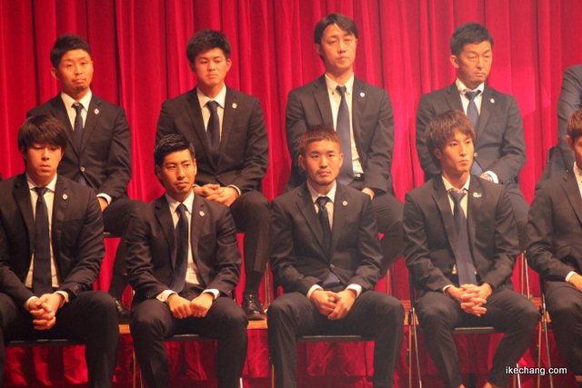 写真：山田拓巳選手あいさつ中のほかの選手・スタッフ（モンテディオ山形キックオフイベント2020）