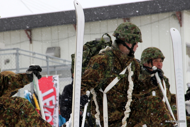 写真：波形がついている自衛隊のスキーの裏側（天童高原スノーパークフェスタ）