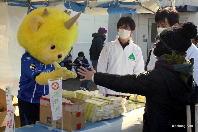 写真：山形PRブースでじゃんけん大会の大役を務めるディーオ（磐田×山形）