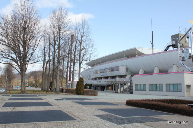 写真：植え込みなどが撤去されたNDソフトスタジアム山形前