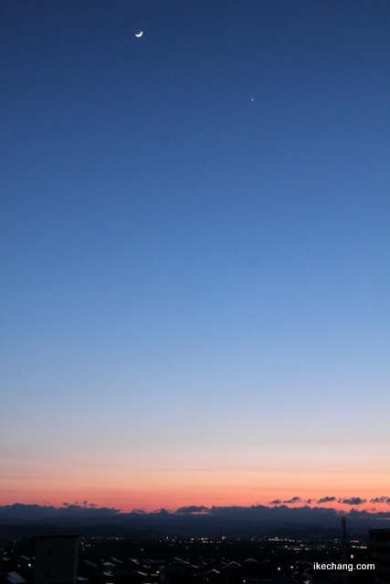 画像：カクテル色の空と月と金星