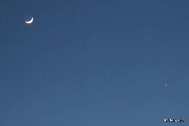 画像：月齢4の細い月と明るく輝く金星