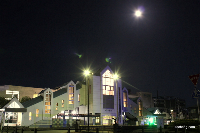 画像：将棋駒の形をしたJR天童駅西口の夜景