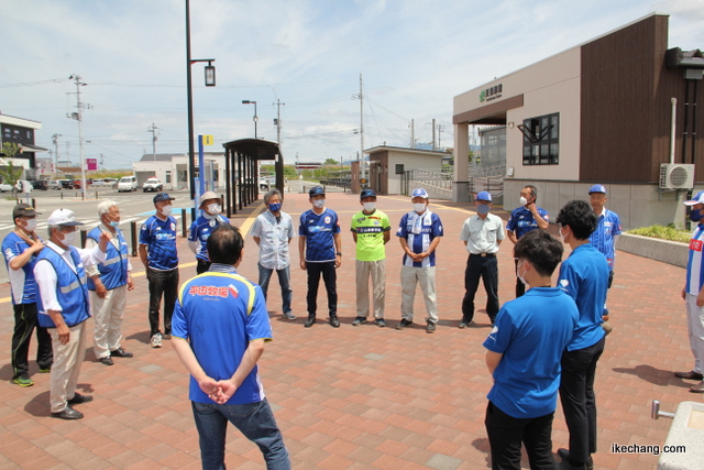 画像：取付作業にあたる天童市モンテ応援隊のみなさん