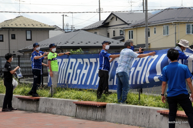 画像：線路側の方から順番に横断幕を設置していきます