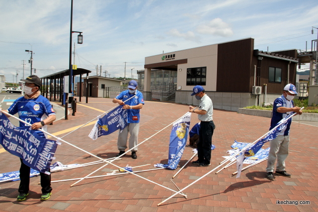 画像：ノボリ旗を組み立てる天童市モンテ応援隊のみなさん
