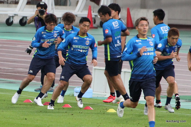 写真：試合前の練習風景（山形×水戸）