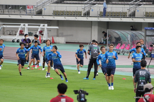 写真：試合前の練習風景（山形×水戸）