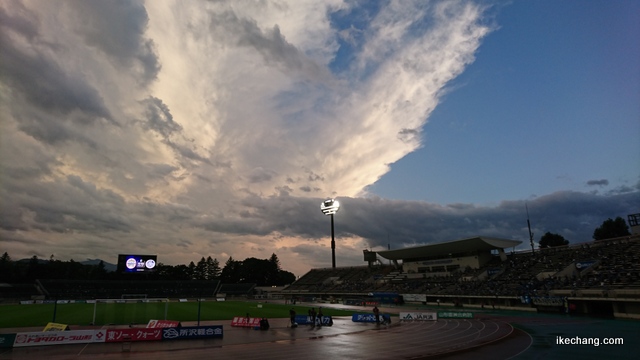 写真：試合開始直前の空（山形×水戸）