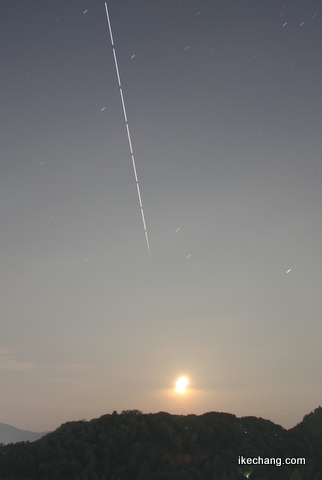 写真：月に向かって進む国際宇宙ステーション「きぼう」