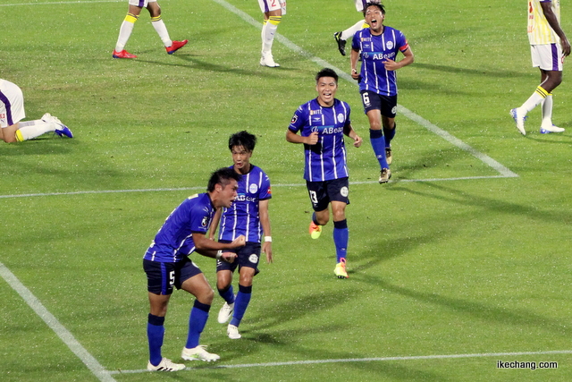 写真：野田裕喜 選手に駆け寄る岡﨑建哉・大槻周平・山田拓巳 選手（山形×京都）