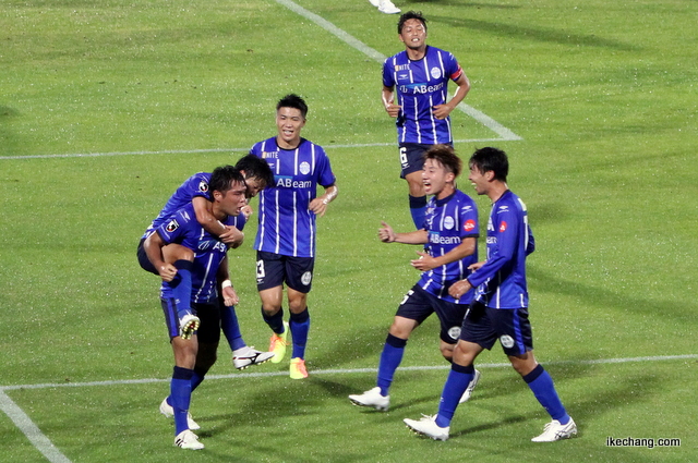 写真：野田裕喜 選手に駆け寄る末吉塁・中村駿 選手（山形×京都）