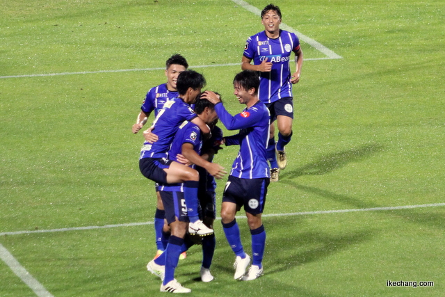 写真：野田裕喜 選手の頭を撫でる中村駿 選手（山形×京都）