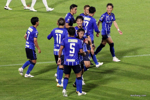 写真：抱き合う野田裕喜 選手と山田拓巳 選手（山形×京都）