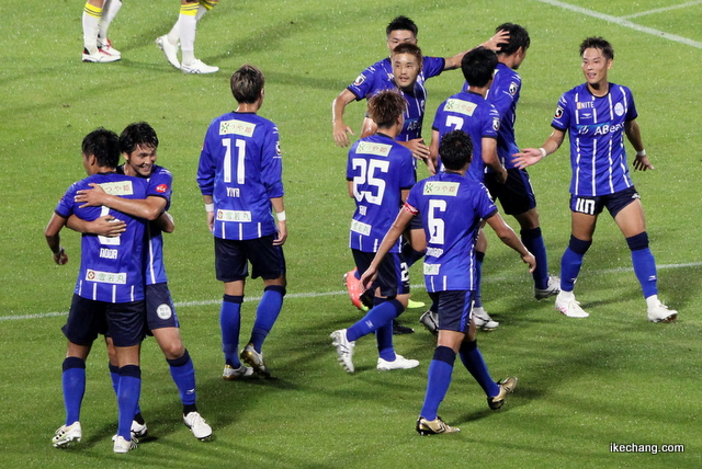 写真：抱き合う野田裕喜 選手と熊本雄太 選手（山形×京都）