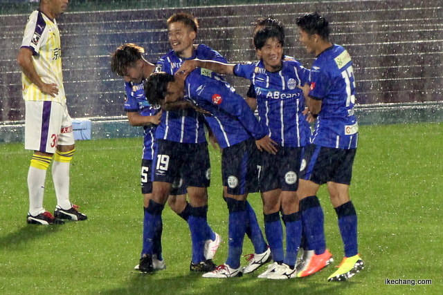 写真：山岸祐也 選手に集まるモンテディオ山形の選手たち（山形×京都）