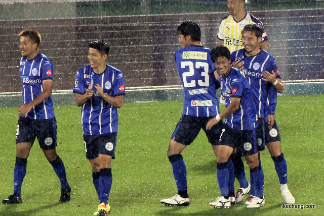 写真：熊本雄太 選手と抱き合う山岸祐也 選手（山形×京都）