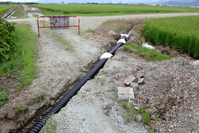 写真：用水路を繋ぎ変えて、水を供給する様子