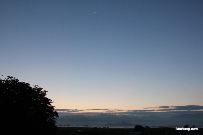 画像：明るくなってきた東の空と細い月と金星