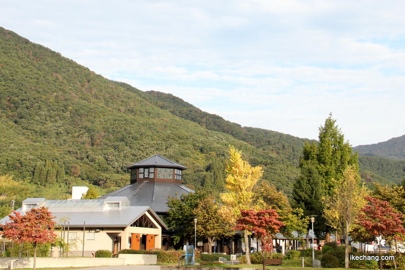 画像：紅葉したわくわくランドの木々と天童市森林情報館もり～な天童