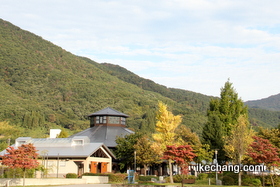 写真：紅葉したわくわくランドの木々と天童市森林情報館もり～な天童