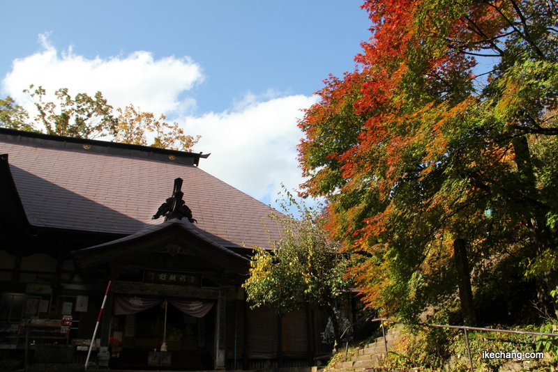 画像：赤く色づき始めた鈴立山若松寺の本坊前