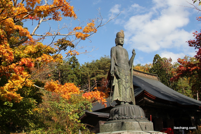 画像：青空と紅葉と福聚観音