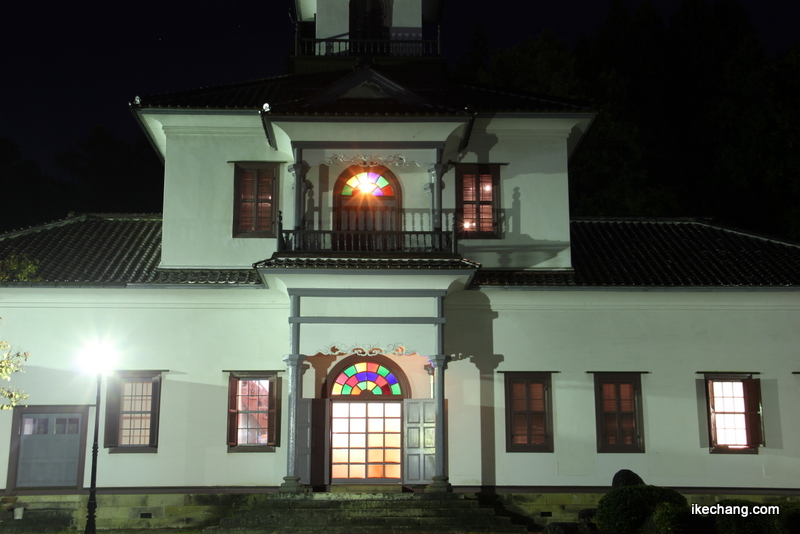 画像：正面から見た天童織田の里歴史館（天童市立旧東村山郡役所資料館）のステンドグラス