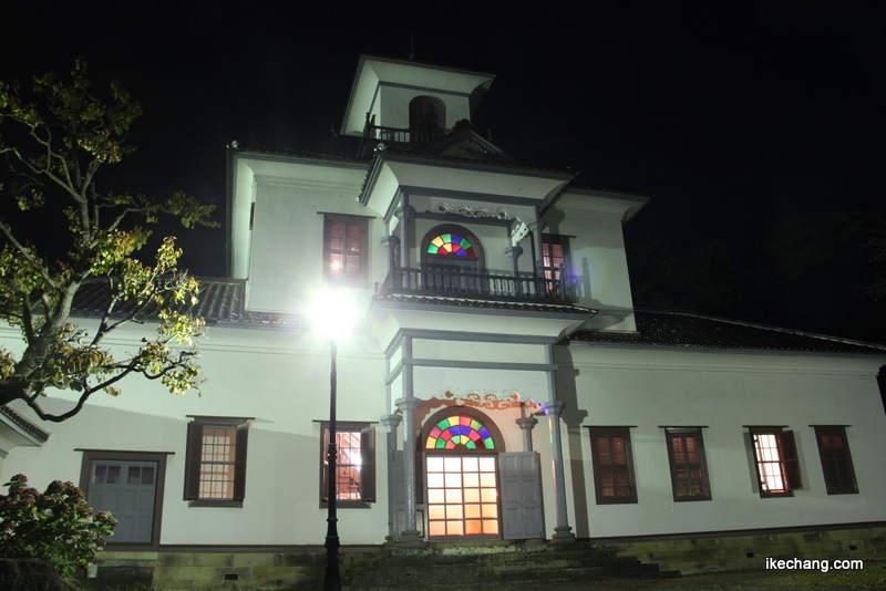 画像：天童織田の里歴史館（天童市立旧東村山郡役所資料館）のステンドグラス