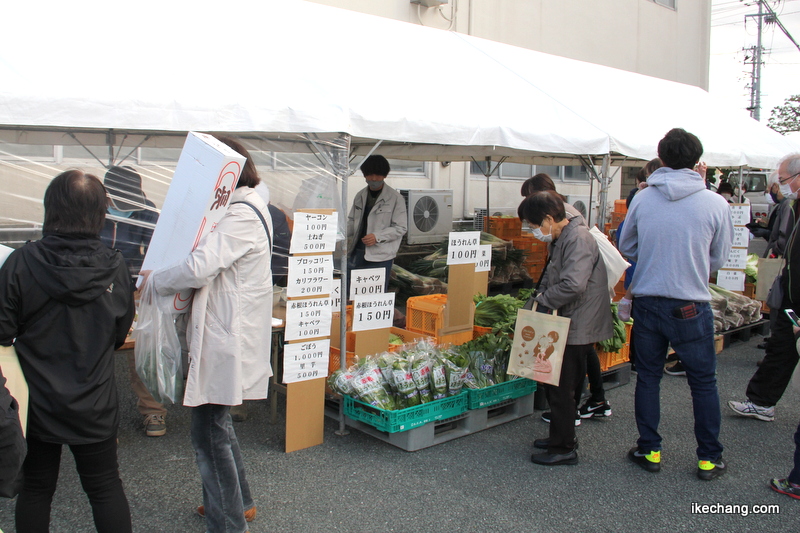 画像：野菜研究会による特売（天童市農畜産物販売会）