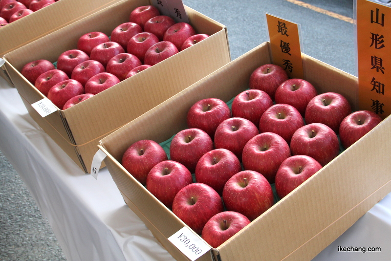 画像：りんご品評会の最優秀賞（天童市農畜産物販売会）