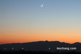 写真：天童市駅西から見た夕暮れに沈む二日月