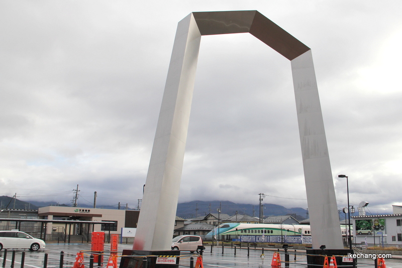 画像：芳賀土地区画整理事業竣功記念モニュメント「王手門」ととれいゆつばさ