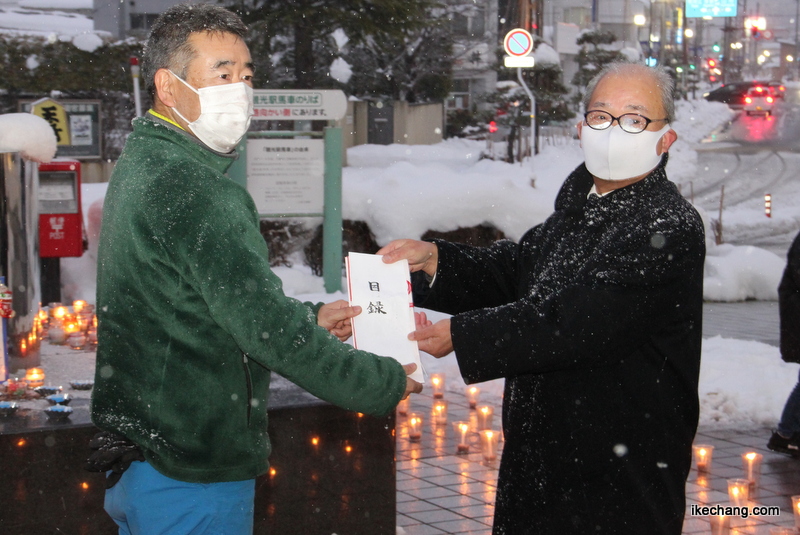 画像：天童ロータリークラブ会長の高橋萬策氏からキャンドルの台座が寄贈（キャンドルナイトinてんどう2020）