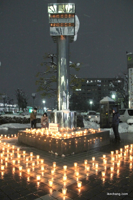 画像：天童駅前のモニュメントを取り囲むキャンドルの灯かり（キャンドルナイトinてんどう2020）
