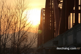 写真：三郷堰土地改良区の水管橋と夕日
