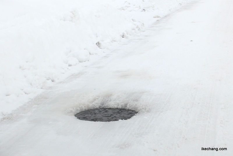 画像：マンホール周辺だけ雪が解けて落とし穴状態に