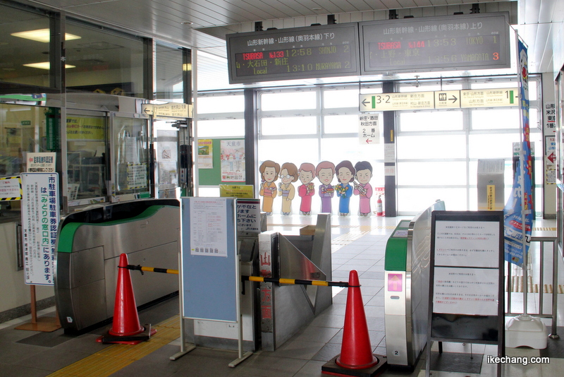 画像：計画運休でバリゲートが設置された天童駅