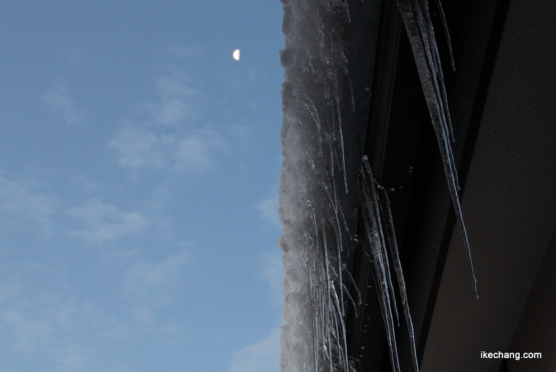 画像：軒先のつららと下弦の月