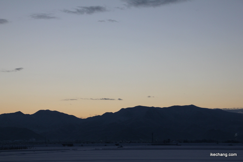 画像：すっきりと晴れ渡った夜明け前の山々