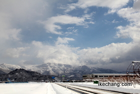 写真：ラフランスセンター前から見た青い空と白い奥羽山脈