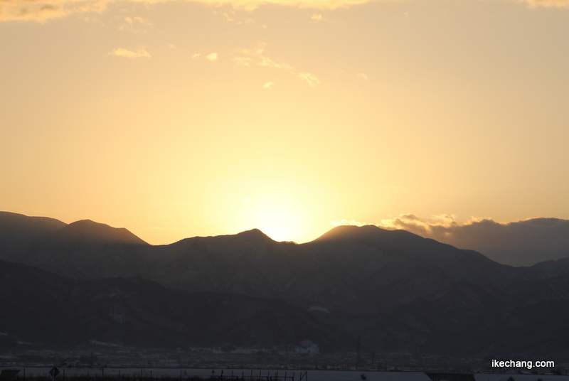 画像：明るくなってきた東の空（山形県天童市）